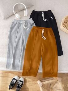 SHEIN Bộ 3 món áo nỉ và quần dài dáng rộng thoải mái, dễ thương, cổ điển màu đen trắng xám cho bé trai, mua 2 tặng 1, thích hợp cho dã ngoại, đi học, tụ họp, mùa thu/đông, tựu trường, quần nỉ ống rộng, quần dài thoải mái, quần ống rộng mềm mại. - Nhiều màu - Xem 3