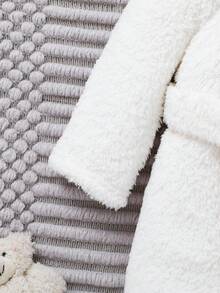 SHEIN 新生儿可爱熊刺绣 3D 耳朵加厚连帽腰袍 - 白色 - 查看 6