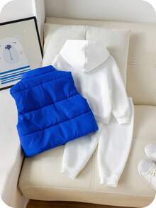 SHEIN 男婴三件套：白色保暖连帽卫衣、运动裤和蓝色翻领夹克背心套装。舒适百搭，时尚百搭，日常基础款，字母图案设计，适合室内、室外、滑雪、日常穿着、运动、玩耍、派对、秋冬季拍照等场合。也适合运动服、慢跑裤、节日、万圣节、圣诞节、新年等场合。 - 藍色 - 查看 2