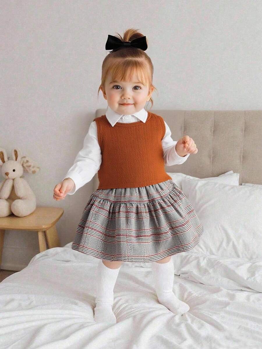 SHEIN 3件套女婴优雅套装:白色长袖休闲衬衫、棕色针织背心和撞色格子裙,适合上学、工作、秋季穿着。可爱复古风女婴棕色连衣裙,女婴连体衣,女婴商务套装,棕色格子裙。 - 棕色 - 查看 1