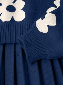 SHEIN Vintaside Kids 少女甜美百搭圆领蓝色毛衣搭配碎花百褶裙，适合居家、外出、派对、返校、冬季、圣诞节、万圣节等场合。这款开衫毛衣适合秋季穿着，也可作为上衣、裙子或圣诞毛衣穿着。舒适百搭，适合新生儿、幼儿等各种场合。 - 藏蓝色 - 查看 3