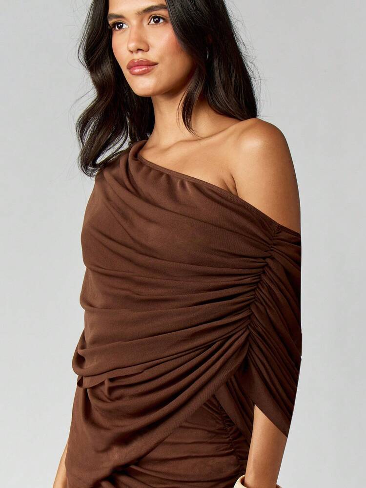 MISSGUIDED Robe mini asymétrique drapée à une épaule, froncée, en maille, pour soirée, fête, sortie en boîte de nuit. Robe fourreau glamour sans manches, moulante