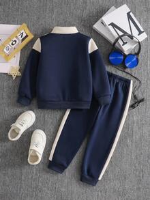 SHEIN Genkimix Kids 2件套男童舒适拼布撞色夹克和裤子套装。卫衣外套采用柔软毛绒面料制成，适合秋冬季穿着。独特的拼布和撞色设计增添了时尚趣味元素，让每个小男孩都能自信地展现自己的风格。 - 彩色 - 查看 2
