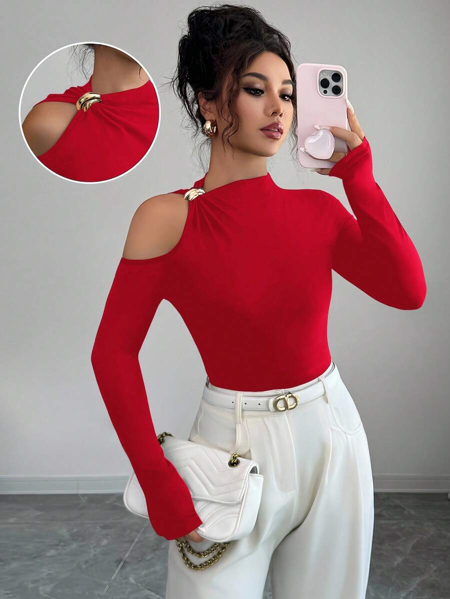 Gloray Camiseta feminina de manga comprida, cor sólida, justa, sexy, com decoração de metal, vazada, ombro de fora