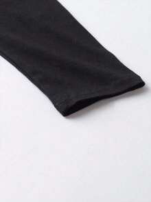 EMERY ROSE تي شيرت كاجوال بياقة مستديرة وأكمام طويلة للسيدات مطبوع عليه صورة سانتا كلوز المرصعة باللؤلؤ - الأسود - مشاهدة 3