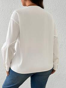 EMERY ROSE Blusa de manga larga con cuello en V y estampado floral bordado para mujer de talla grande, adecuada para salidas, ir al trabajo y uso en casa - Blanco - Ver 2