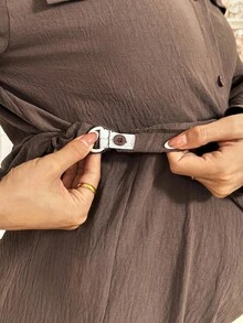SHEIN 2 件孕妇套装：纯色长袖纽扣衬衫和可调节腰围裤子，休闲 - 棕色 - 查看 6
