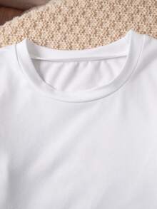 SHEIN 2 件套男婴休闲牛仔背带裤和 T 恤套装，春/夏/秋/冬，白色修身针织长袖 T 恤搭配中蓝色牛仔锥形背带裤，面料柔软舒适，时尚日常穿着 - 藍白色 - 查看 4