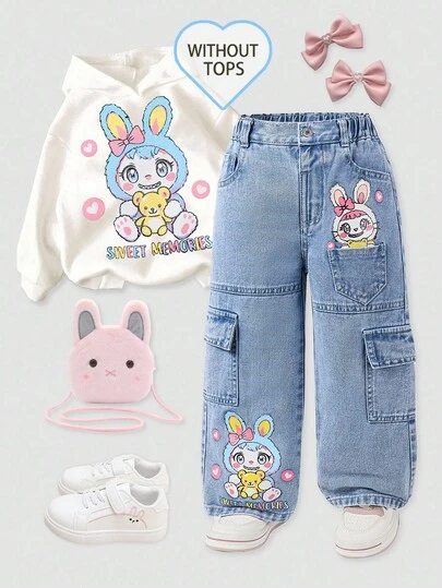 SHEIN ChillGRL 1件装少女兔兔印花工装直筒牛仔裤，复古街头风甜美时尚休闲校园日常推荐，蓝粉相间的兔兔印花可爱俏皮，多口袋设计甜美时尚！浅蓝色水洗直筒宽松版型，舒适百搭，适合日常购物、度假、校园生活或与朋友聚会，一年四季都是你衣橱里的必备单品！