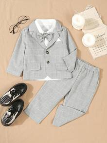 SHEIN Set de 3 piezas de traje elegante de caballero para bebés niños, que incluye chaqueta de solapa única de manga larga a cuadros, pantalones de cintura elástica y corbata de moño (camisa no incluida), adecuado para fiesta de cumpleaños, fiesta de Navidad, bautizo, celebración del 1er cumpleaños, ocasiones formales, actuación, boda, baby shower, portador de anillos, ropa de bebé niño, traje de bebé niño, ropa formal de bebé niño, atuendo de caballero para bautizo de bebé, ropa formal de ocasión para bebé niño, temporada de regreso a la escuela