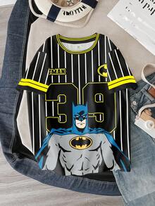 BATMAN X SHEIN 青少年男孩夏季休闲街头动漫英雄和数字条纹印花短袖 T 恤