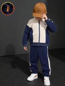 SHEIN Genkimix Kids 2件套男童舒适拼布撞色夹克和裤子套装。卫衣外套采用柔软毛绒面料制成，适合秋冬季穿着。独特的拼布和撞色设计增添了时尚趣味元素，让每个小男孩都能自信地展现自己的风格。 - 彩色 - 查看 3
