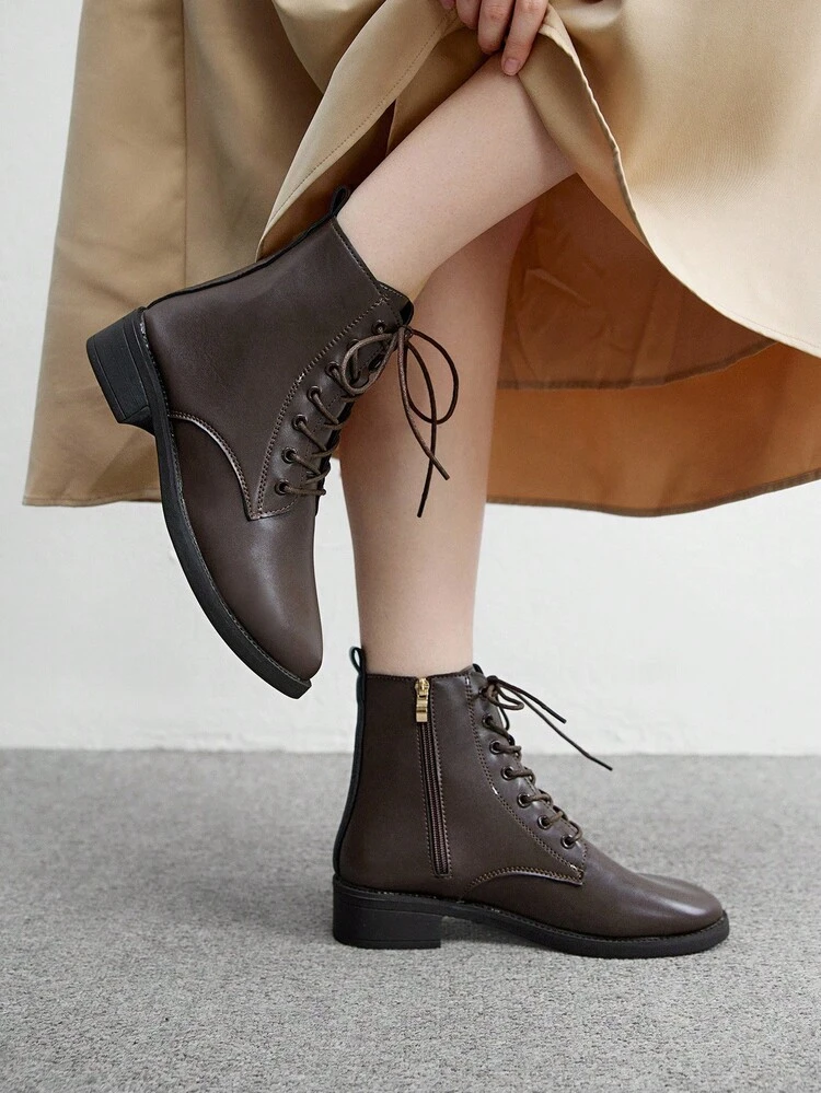 CUCCOO BIZCHIC Botas de tobillo de color café con puntera redonda, suela gruesa y cordones clásicos para mujer. Botas cómodas para uso diario, versátiles y de tacón plano, ideales para Navidad