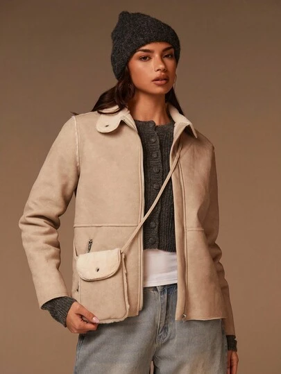 Athîral Chaqueta de forro polar de borrego beige para mujer con bolso bandolera mini de piel sintética | Tela suave y acogedora de forro polar de borrego, silueta recta y cuadrada, cuello clásico de solapa, mangas largas, elegante detalle de costura visible, cierre de cremallera plateada, accento desmontable de bolso bandolera mini, prenda de vestir exterior elegante y sexy para el otoño e invierno, para oficina, capas y calidez en clima frío, chaquetas casuales para mujer, invierno para mujer, Año Nuevo, fiesta