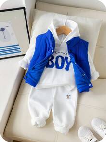 SHEIN 男婴三件套：白色保暖连帽卫衣、运动裤和蓝色翻领夹克背心套装。舒适百搭，时尚百搭，日常基础款，字母图案设计，适合室内、室外、滑雪、日常穿着、运动、玩耍、派对、秋冬季拍照等场合。也适合运动服、慢跑裤、节日、万圣节、圣诞节、新年等场合。 - 藍色 - 查看 7