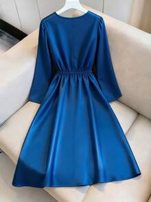 Franclia Đầm midi tay dài dáng rộng thanh lịch, cao cấp, trang trọng, dự tiệc cưới, dự tiệc, đi làm, công sở, cỡ lớn, chất liệu satin cổ chữ V, thắt lưng kim loại, viền bất đối xứng - Màu xanh lam - Xem 2