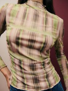 Nöista Maglia a maniche lunghe in rete con motivo a quadri sfumati in toni di verde soffice e malva, con delicata increspatura sui lati per una vestibilità lusinghiera. Leggera e moderna, è ideale per stratificare sotto giacche invernali o abbinare a jeans per look casual eleganti in estate e primavera, autunno, vacanze, uscite di lusso, matrimoni, feste e festival. - Verde Oliva - Visualizzare 4