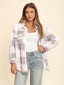 Coeurva 水牛格紋印花下垂肩翻蓋口袋毛絨外套 - 淺灰色 - 查看 2