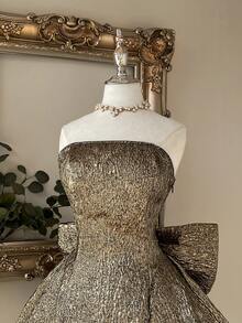 Lovelzi Elegantes luxuriöses goldfarbenes Jacquard-Satin-A-Linien-Kleid mit Trägerlos, Rückenausschnitt und abnehmbarer Schleife, geeignet für Hochzeiten, Junggesellenabschiede, Urlaub, Cocktailveranstaltungen, Abschlussbälle, Geburtstage, Hochzeitsgäste, Abschluss, Abendessen, Homecoming