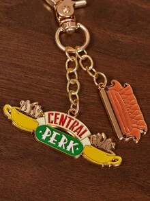 FRIENDS X SHEIN 时尚金色经典锌合金钥匙扣包包挂件吊坠礼物男女通用 - 彩色 - 查看 3