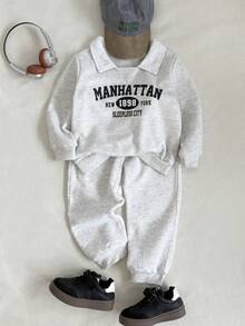 Playful Pals 幼儿男童休闲翻领英文标语印花松紧腰罗纹袖口和下摆长袖上衣和裤子套装，秋冬 - 白色 - 查看 1