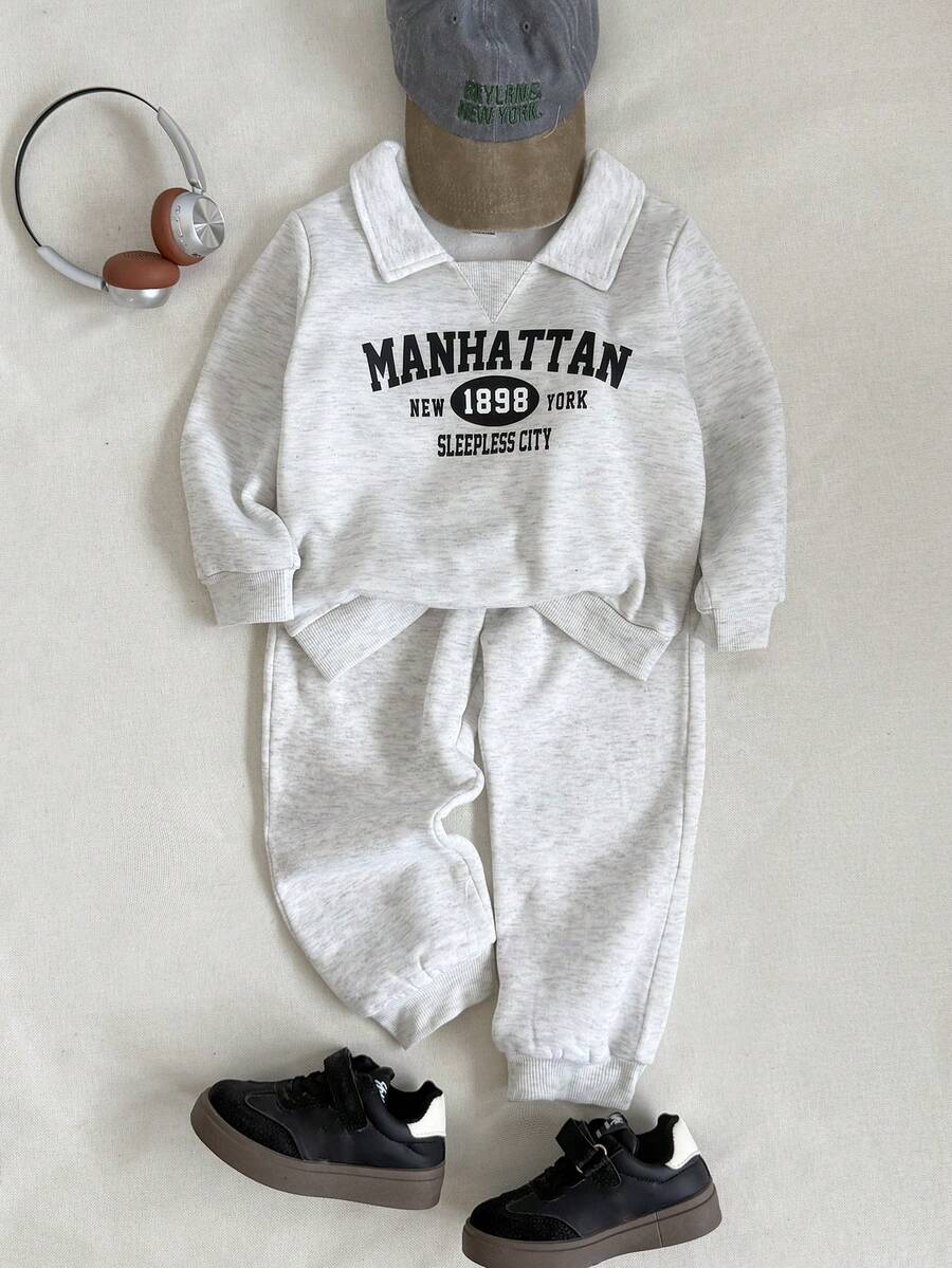 Playful Pals 幼儿男童休闲翻领英文标语印花松紧腰罗纹袖口和下摆长袖上衣和裤子套装，秋冬 - 白色 - 查看 1