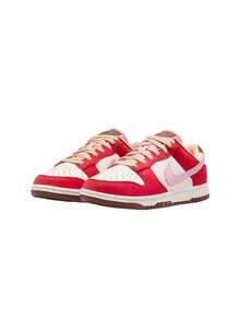 Nike Tênis esportivo casual de cano baixo Dunk Low Premium Colorblock - Vela Sport Vermelho/Palha Brilhante - Ver 2