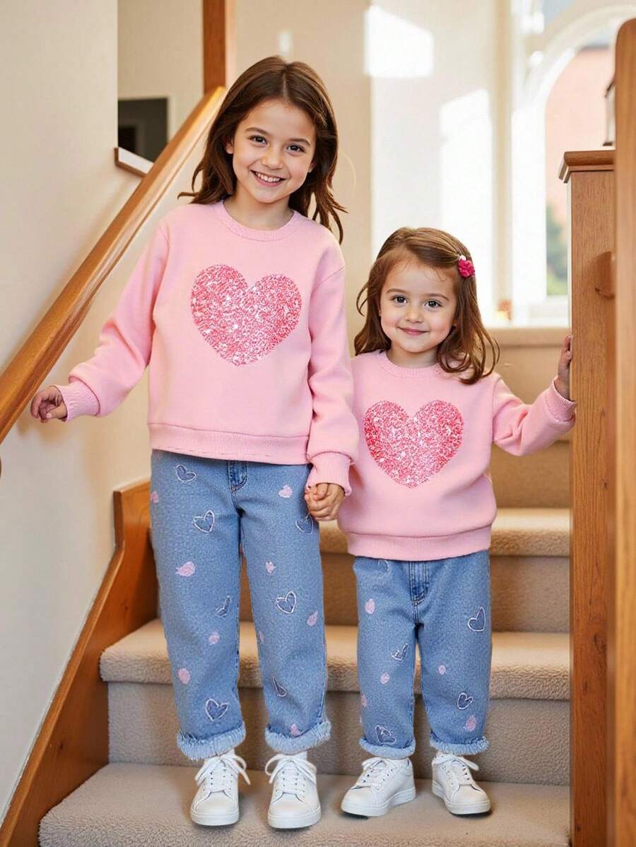 SHEIN بلوزة بياقة طاقم مطبوع عليها قلب وبنطال جينز كاجوال للأطفال البنات، خريفي