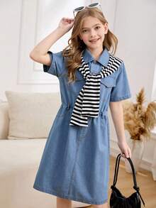 Vestido vaquero azul de lavado en tela vaquera oversize y casual para niñas preadolescentes, con ajuste relajado y chal a rayas en contraste, adecuado para uso diario, ir al trabajo, salidas, fiestas y sesiones de fotos - Lavado ligero - Ver 1