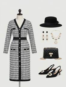SHEIN MOD Vestido de Tricô Longo Elegante com Estampa de Pied-de-poule Plus Size, Decoração com Botão Metálico em V, Elegante Vintage - Preto e Branco - Visão 7