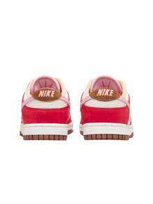 Nike Tênis esportivo casual de cano baixo Dunk Low Premium Colorblock - Vela Sport Vermelho/Palha Brilhante - Ver 4
