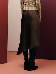Nöista Cette jupe brune raffinée présente un ourlet asymétrique et des détails de boutons sur le côté. Fabriquée en satin lisse, elle tombe magnifiquement et est idéale pour les tenues de vacances de printemps, les dîners de Thanksgiving ou les tenues d'anniversaire pour femmes. Elle se marie facilement avec des hauts chics pour femmes. - Tabac - Voir 3