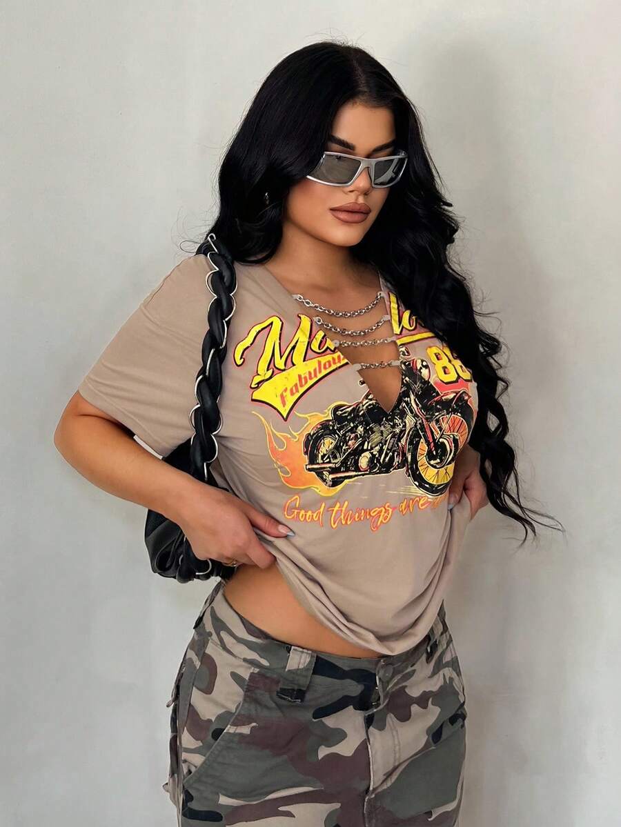 SHEIN SXY 大码女式基本款纯卡其色休闲复古做旧街头风格短袖上衣，宽松朋克摩托车图案印花 T 恤，带金属链装饰，适合日常穿着/音乐节/俱乐部/派对 - 卡其色 - 查看 1