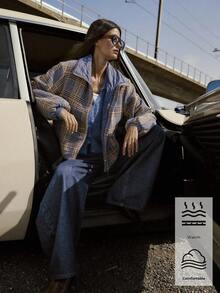 Nöista 这款高领拉链羽绒服采用现代格子图案设计，为女士冬季外套提供温暖时尚的选择；非常适合舒适的季节性叠穿、精致的日常造型、节日圣诞装扮和舒适的新年装束。 - 卡其色 - 查看 3