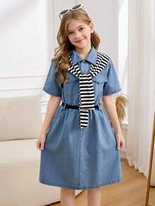 Vestido vaquero azul de lavado en tela vaquera oversize y casual para niñas preadolescentes, con ajuste relajado y chal a rayas en contraste, adecuado para uso diario, ir al trabajo, salidas, fiestas y sesiones de fotos - Lavado ligero - Ver 3