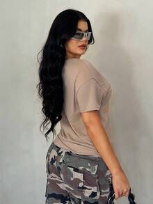 SHEIN SXY 大码女式基本款纯卡其色休闲复古做旧街头风格短袖上衣，宽松朋克摩托车图案印花 T 恤，带金属链装饰，适合日常穿着/音乐节/俱乐部/派对 - 卡其色 - 查看 2