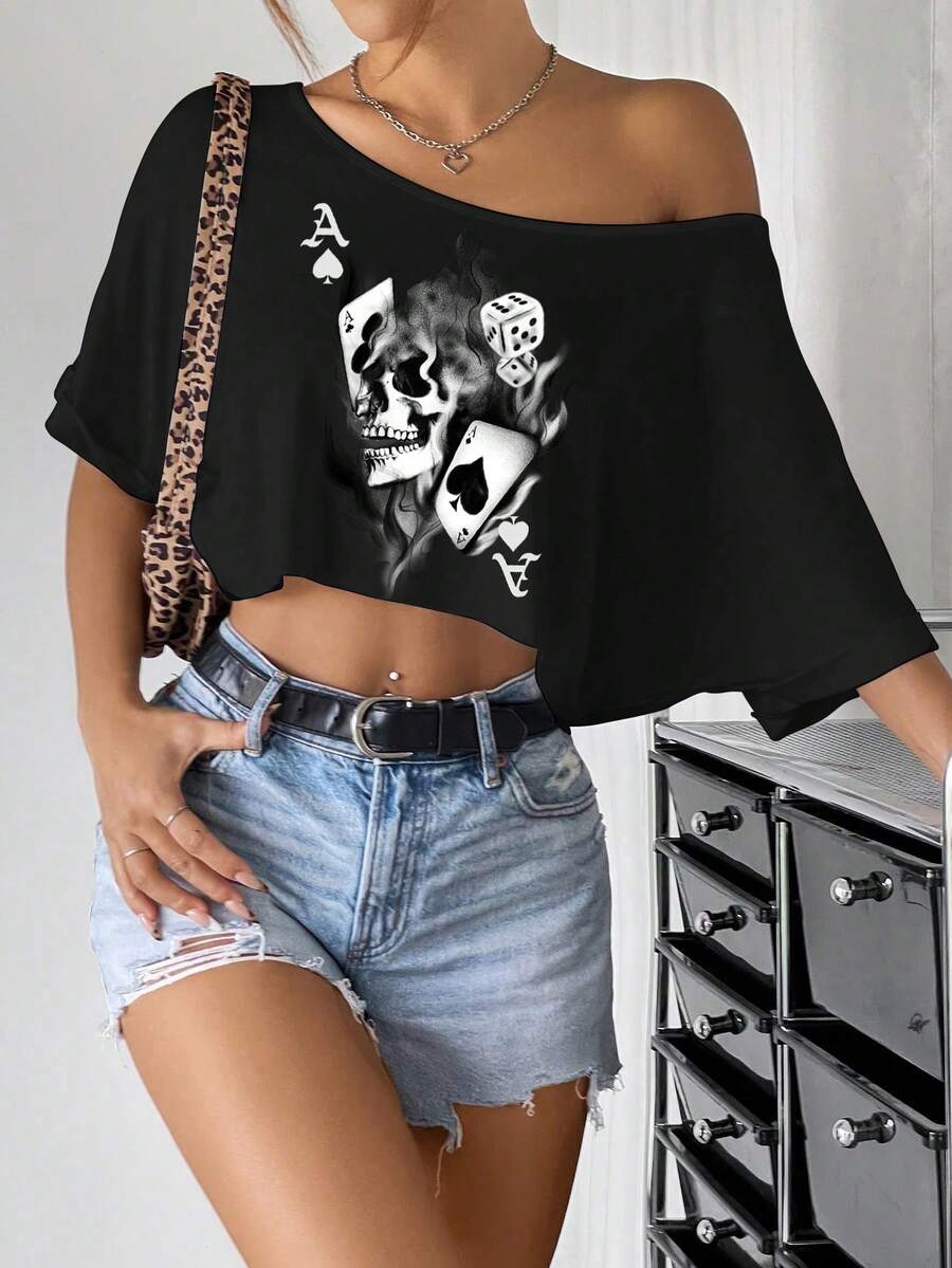 SHEIN EZwear Camiseta corta de manga corta holgada con estampado asimétrico de calavera y naipes, adecuada para el verano - Negro - Ver 1