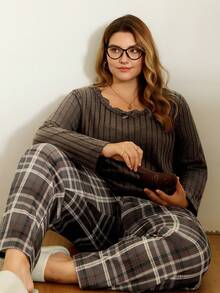 SHEIN Bộ đồ ngủ thường ngày bằng vải nỉ dệt kim gân vải nhung chắp vá viền ren cỡ lớn dành cho nữ, cổ tròn dài tay và quần in họa tiết kẻ caro, quần áo ấm áp mùa đông - màu nâu - Xem 1