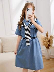 Vestido vaquero azul de lavado en tela vaquera oversize y casual para niñas preadolescentes, con ajuste relajado y chal a rayas en contraste, adecuado para uso diario, ir al trabajo, salidas, fiestas y sesiones de fotos - Lavado ligero - Ver 4