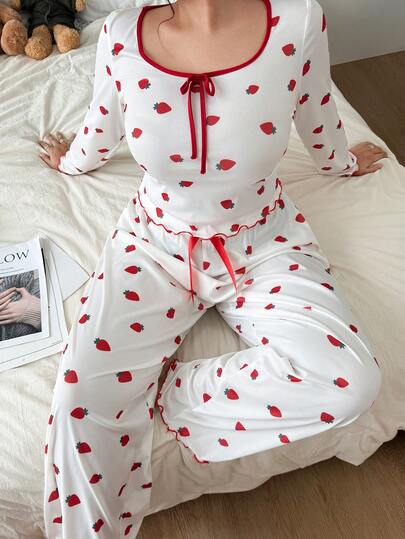 SHEIN Conjunto de pijama de top de manga larga y pantalones con estampado de fresa, talla grande, cómodo, ropa de otoño e invierno