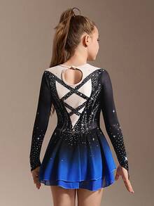 SHEIN Váy trượt băng nghệ thuật cho bé gái tuổi vị thành niên, bộ đồ liền thân tập luyện và thi đấu đính đá lấp lánh thanh lịch kèm chân váy lưới ôm sát thoải mái. Váy thể thao thanh lịch, thường ngày họa tiết màu xanh lam cho bé gái tuổi vị thành niên, tay dài, chân váy voan co giãn cao giúp che khuyết điểm, phù hợp cho trượt băng nghệ thuật, trường học và thi đấu. - Màu xanh lam - Xem 2