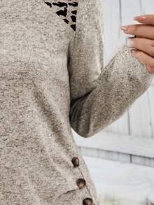 EMERY ROSE Nueva camiseta de manga larga con cuello redondo, decoración de estampado de leopardo y botones para mujer de talla grande - Albaricoque - Ver 3