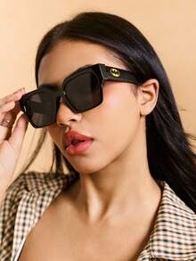 BATMAN X SHEIN 大框方形黑色时尚眼镜男女通用，适合日常佩戴，配有储物袋，适合度假、旅行、户外摄影 - 黑色 - 查看 7