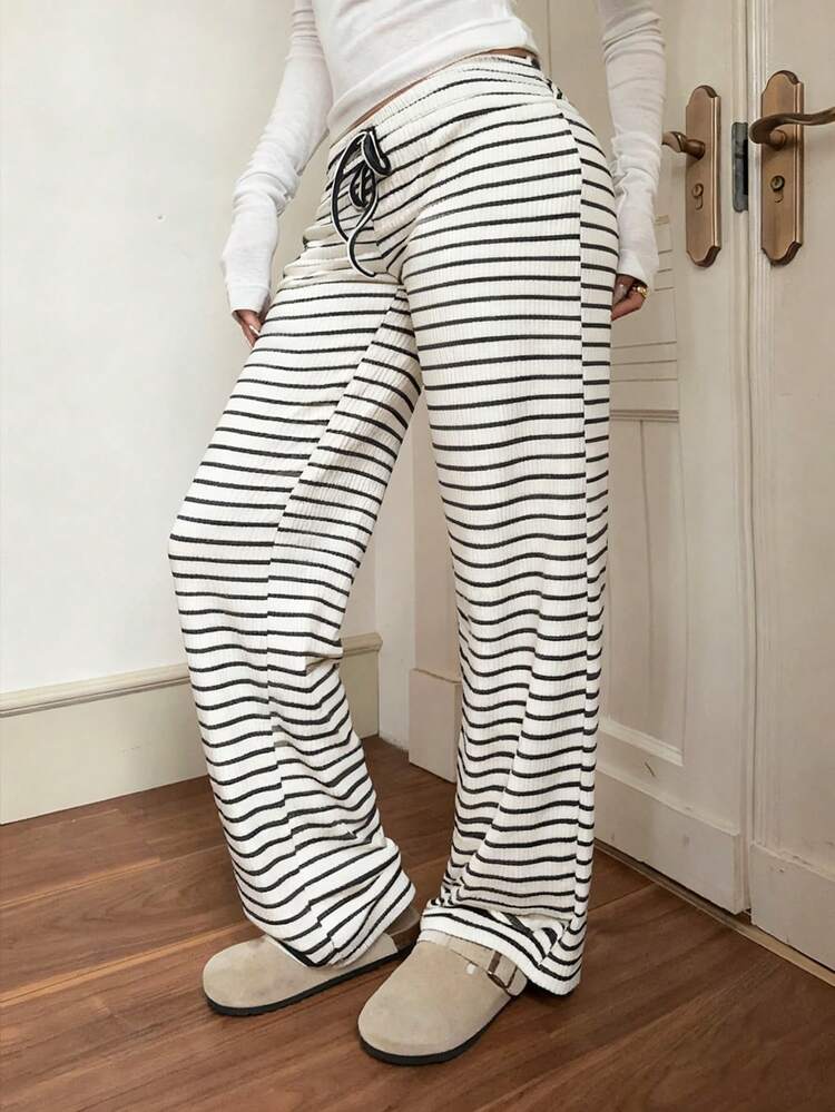 SHEIN EZwear Pantalones sueltos de yoga de cintura baja con rayas y cordón, cómodos para usar en casa, otoño/invierno - Blanco y Negro - Añade 1