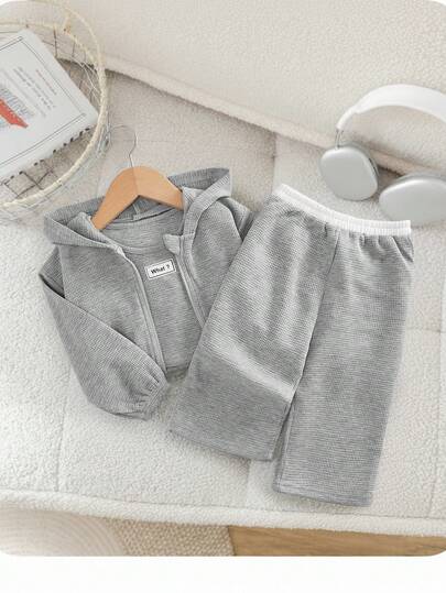 SHEIN Conjunto informal de niña bebé con sudadera con capucha de manga larga y cremallera de unicolor, chaleco con estampado de letras y pantalones