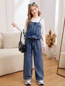 Conjunto de 3 peças de jeans estilo Y2K para meninas pré-adolescentes, incluindo: blusa jeans azul-claro com alças e babados, camiseta branca justa de manga comprida e calça jeans azul-claro com pernas largas. Tecido macio e confortável, adequado para uso diário, escola e deslocamento. - Azul e branco - Ver 2