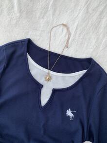 Tween 女童海军蓝和白色拼接腰部褶饰贴身小徽标图案长袖针织休闲 T 恤