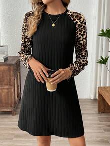 Rosumi Robe midi décontractée à col rond, manches raglan et côtes, avec imprimé léopard et patchwork, pour femmes grandes tailles - Multicolore - Voir 3
