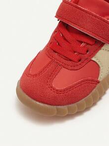 Cozy Pixies 1双女款Baby Gump童鞋，红色绒面革拼接金色PU材质，复古红色时尚百搭经典简约风，适合所有季节、派对和聚会。 - 紅色 - 查看 7