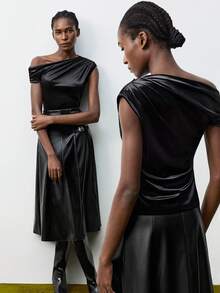 Maija Blusa de mujer de diseño asimétrico con hombro fruncido en terciopelo negro, nueva colección Otoño/Invierno 2025. Adecuada para uso elegante y romántico en el trabajo, eventos sociales, fiestas, aeropuerto y uso diario.